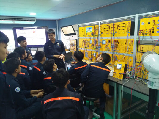 Đào tạo thực hành  kỹ thuật cho sinh viên ngành năng lượng, điện lực