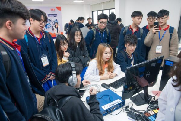 Sinh viên trường Đại học Phenikaa đang nghiên cứu, thực tập trên thiết bị BIOPAC StudentLab do Thai Binh Scientific cung cấp