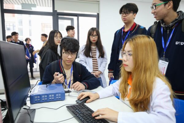 Sinh viên khoa Điện tử - Y sinh của trường Đại học PHENIKAA đang thực hành trên thiết bị của BIOPAC 