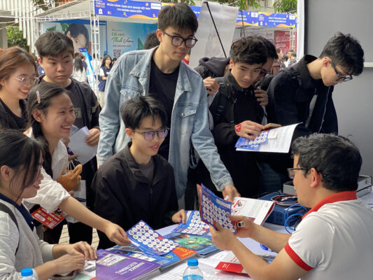 Các bạn sinh viên trường Đại học Phenikaa tham gia trải nghiệm gian hàng của Thai Binh Scientific
