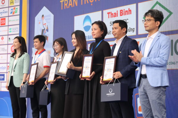 Thai Binh Scientific vinh dự nhận được bằng chứng nhận từ ban tổ chức